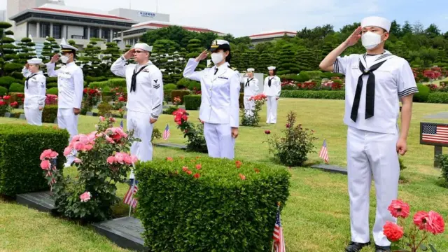 추모식에 참석한 주한미해군사령부 장병들