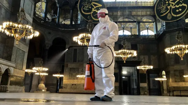 Turistlerin uğrak noktalarından Ayasofya Müzesi'nde dezenfeksiyon yapılıyor