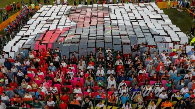 လူထုက သတိတရနဲ့အမြဲကျင်းပပေးလေ့ရှိတဲ့ ဒေါ်အောင်ဆန်းစုကြည်ရဲ့မွေးနေ့တွေထဲက တစ်ခုဖြစ်တဲ့ ၇၄ နှစ်ပြည့်မွေးနေ့ မြင်ကွင်း။