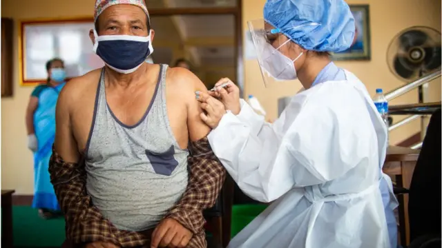 નેપાળમાં ચીનની રસી મોકલવામાં આવ્યા બાદ ભક્તપુરમાં રસીકરણ