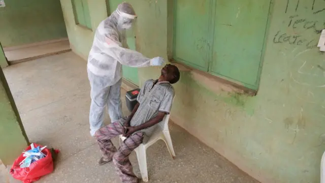 Onyeọrụ ahụike na-eleta onye ọrịa