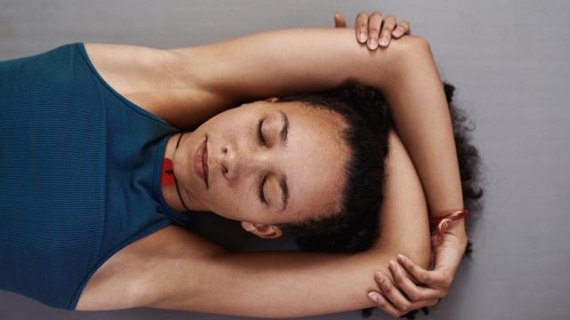 Mulher deitada, descansando