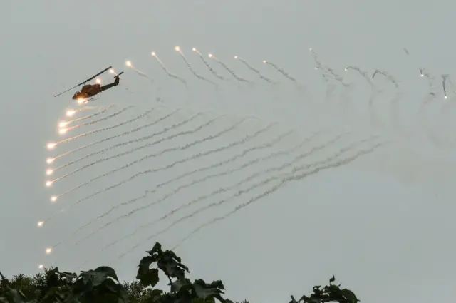 طائرة مروحية تطلق مقذوفات نارية