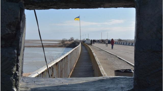 На додачу до втрат військової інфраструктури та техніки, Україні довелося облаштовувати як кордон межу з Кримом, який є частиної її території