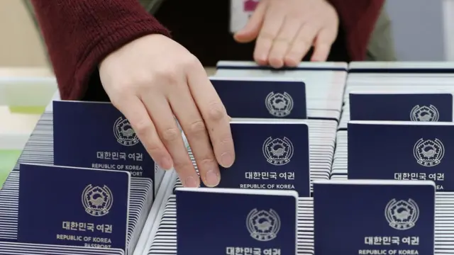 지난 4일 오전 경기 수원시 여권민원실에서 직원이 발급된 여권을 정리하고 있다