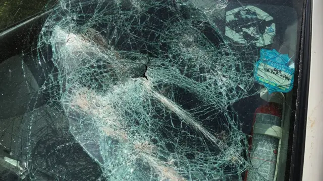 सड़कों पर खड़ी गाड़ियों को नुकसान हुआ, शीशे तोड़ दिए गए