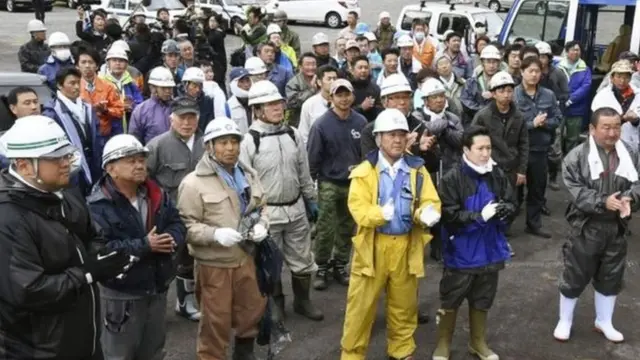 男児無事発見の知らせを喜ぶ捜索隊の人たち（3日）