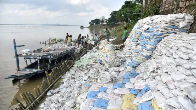 వరదను ఎదర్కోవడానికి వేసిన ఇసుక బస్తాలు