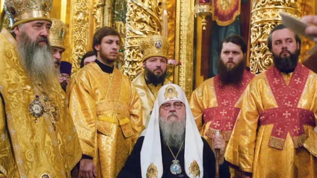 Праздничная литургия посвященная 1000-летию крещения Руси в Богоявленском соборе. В центре - патриарх Пимен.