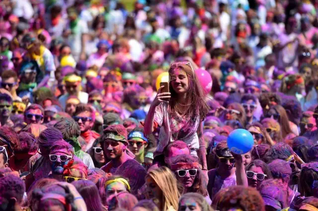 الألوان تغطي العدائيين