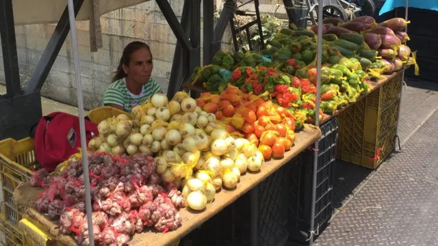 Женщина у овощного прилавка