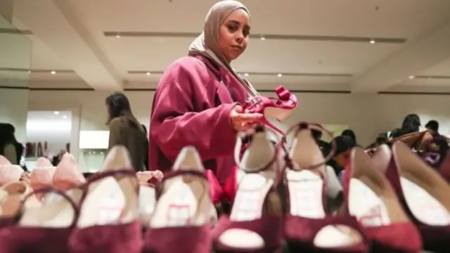 بلغت نسبة تراجع عدد المتسوقين 4.5 في المئة في أول يوم من موسم التنزيلات بعد الميلاد في بريطانيا.