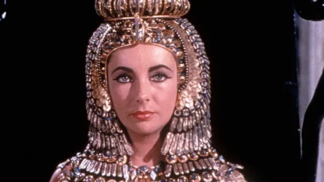 Elizabeth Taylor como Cleopatra