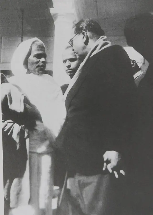 महात्मा गांधींची हत्या झाल्याचं समजताच डॉ. आंबेडकर यांनी घटनास्थळी धाव घेतली.