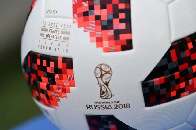 El balón del primer duelo de octavos de final.