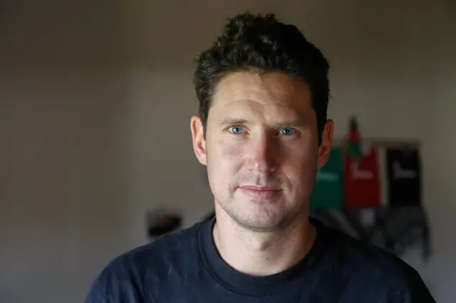 Oliver Perković (1974), izvršni direktor i osnivač Skejtistana u svojoj kancelariji u Kabulu.