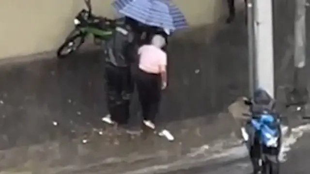 Maria Ladi sendo levada a lanchonete após ser resgatada