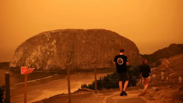 Una vista de Oregón con cielo rojizo