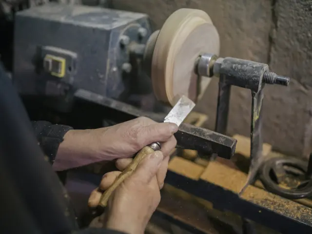 Rajko sa alatom u rukama