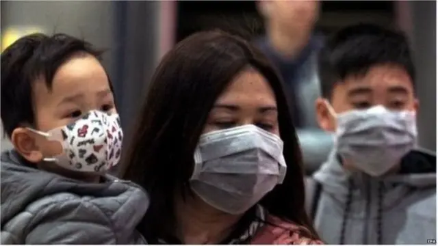 માસ્ક પહેરેલો પરિવાર