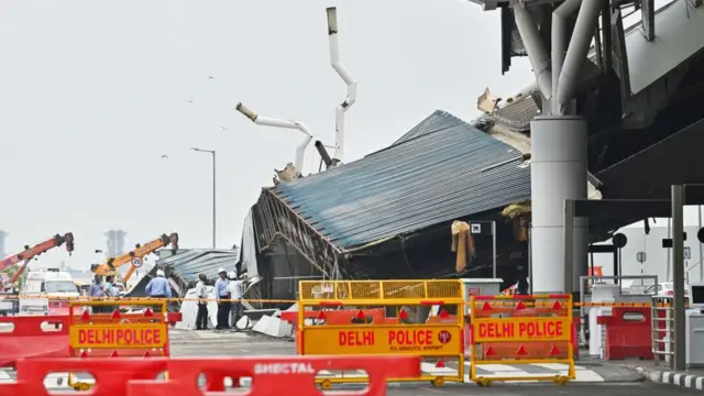 దిల్లీ విమానాశ్రయంలో కూలిన పైకప్పు