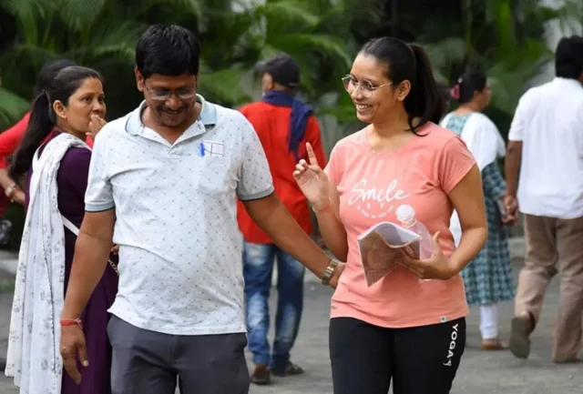 நீட் தேர்வை மீண்டும் நடத்தக் கோரும் மாணவர்கள் : காரணம் என்ன? 