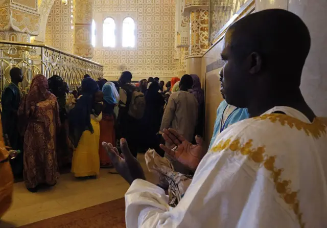 Des musulmans sénégalais visitent le tombeau de Cheikh Ahmadou Bamba, fondateur de l'ordre religieux Mouridiyya, à la Grande Mosquée de Touba lors du Grand Magal, commémorant le 120e anniversaire du retour de Bamba d'exil, à Touba, au Sénégal, le 11 décembre 2014.