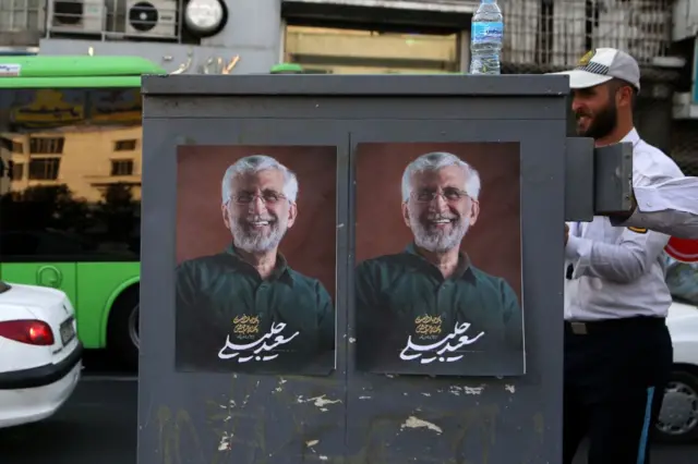 ملصقان للمرشح المحافظ إلى الانتخابات الرئاسية الإيرانية سعيد جليلي