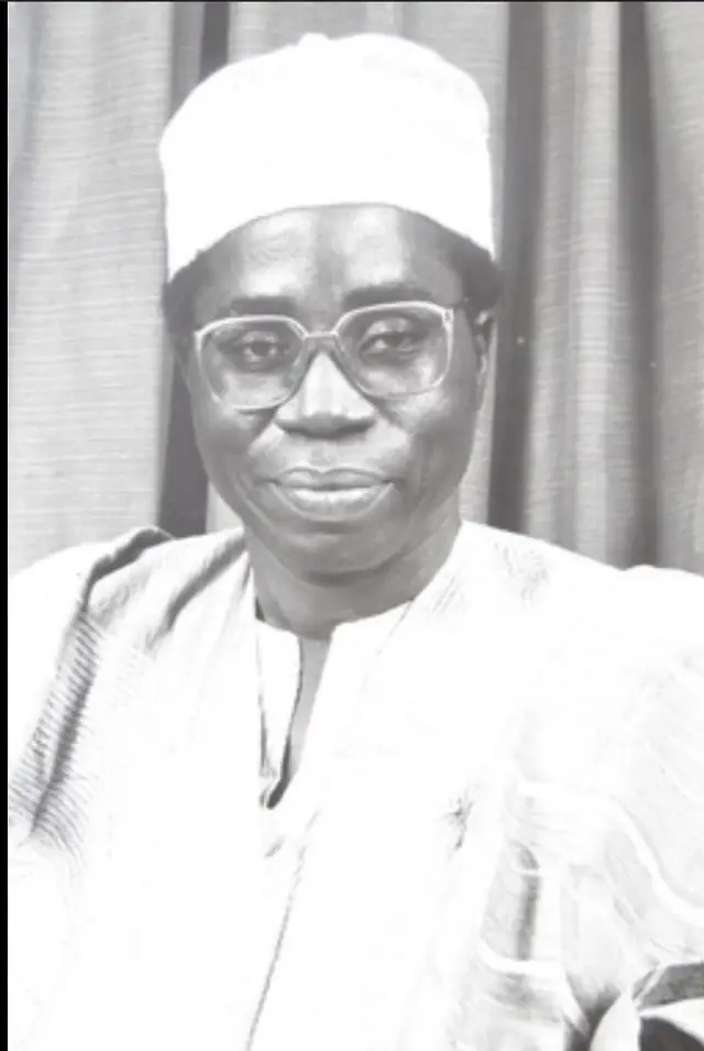 Oloye Bola Ige wọ agbada àti Fila aṣọ oke aláwọ̀ góòlù 