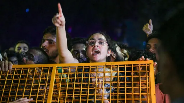 દિલ્હીના રાજેન્દ્રનગરમાં કોચિંગ સેન્ટરના બેઝમેન્ટમાં પાણી ભરાવાથી ત્રણ વિદ્યાર્થીનાં મોત પછી વિદ્યાર્થીઓનું વિરોધપ્રદર્શન