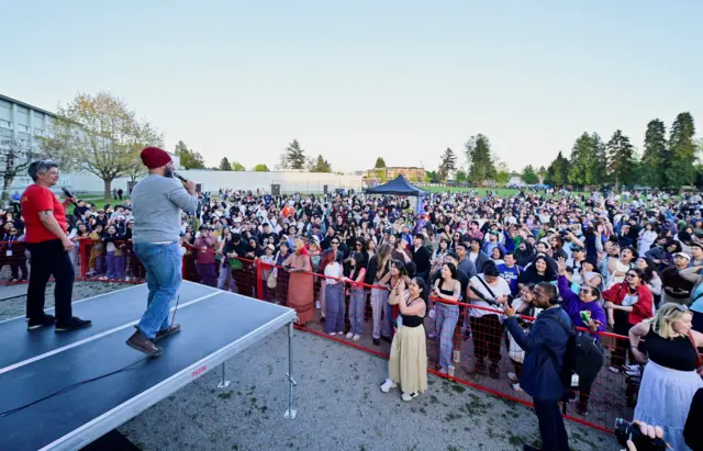 Parte de la comunidad filipina en la Columbia Británica celebra en el festival Lapu Lapu.