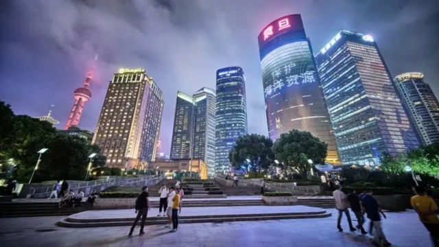 شانگهای با ساختمان‌های بلند و تعدادی در محوطه یکی از ساختمان‌ها