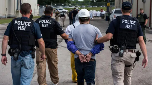 Agentes migratórios do ICE americano detêm um trabalhador