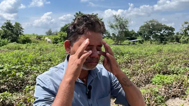 शेतकरी अंकुश पांडे यांना शेतजमीन दाखवताना अश्रू अनावर झाले