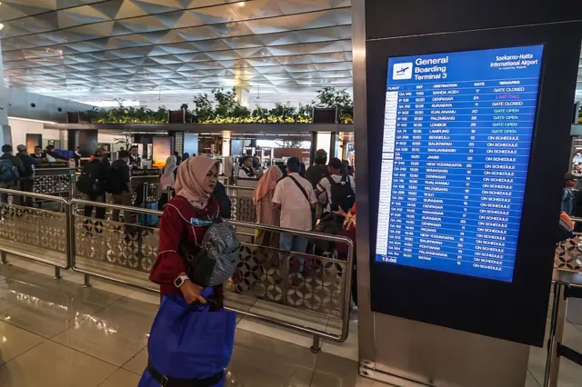 Orang-orang tiba di terminal keberangkatan Bandara Internasional Soekarno-Hatta di Tangerang, Indonesia, pada 16 Maret 2026. Empat hari sebelum Idul Fitri 1447 Hijri, total pergerakan penumpang diperkirakan mencapai 167.602 orang, dengan 93.998 penumpang yang berangkat dan 73.604 penumpang yang tiba.