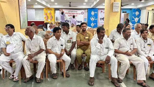 மும்பை, தானே பகுதிகளைச் சேர்ந்த 500க்கும் மேற்பட்ட ரிக்ஷா மற்றும் டாக்சி ஓட்டுநர்கள், தானேவில் உள்ள ஒரு மராத்தி பள்ளியில் தினமும் மராத்தி மொழிப் பயிற்சியைப் பெறுவதைக் காண முடிந்தது