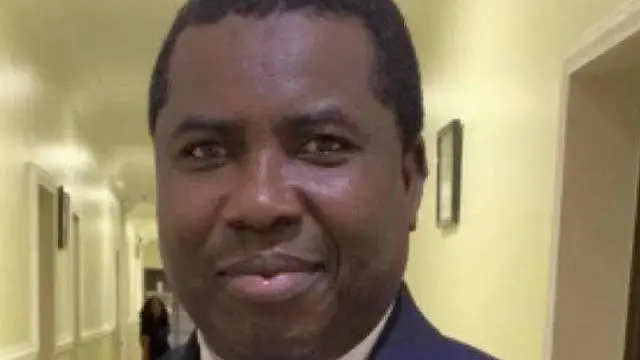 Ọjọgbọn Joash Ojo Amupitan wọ aṣọ kootu olomi aro pẹlu okun tai lọrun