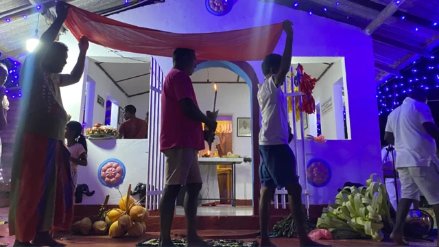 දෙවියන්ට දානය පූජා කිරීම සඳහා පුදපූජා කටයුතුවල නිරතවන අයුරු