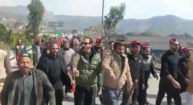 د عمران خان ملاتړی د احتجاج پر مهال شعارونه ورکوي