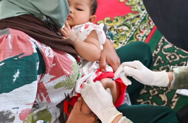 Ilustrasi bayi mendapat perawatan