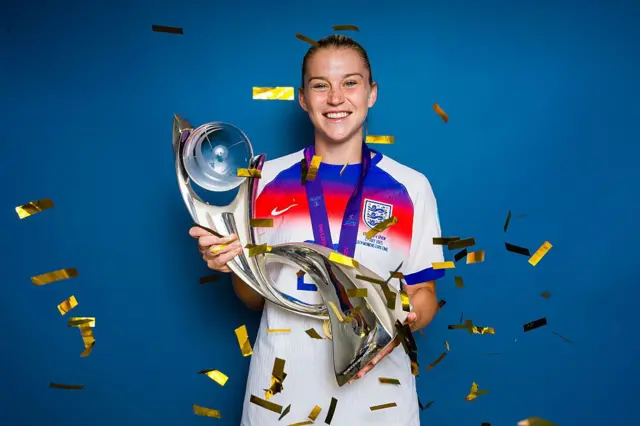 Alessia Russo celebra el trofeo de la Eurcopa.