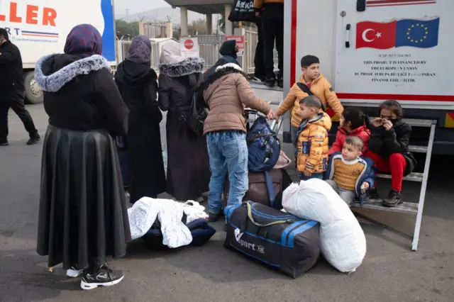 Suriye'ye dönmek için sınır kapısında bekleyen kadın ve çocuklar