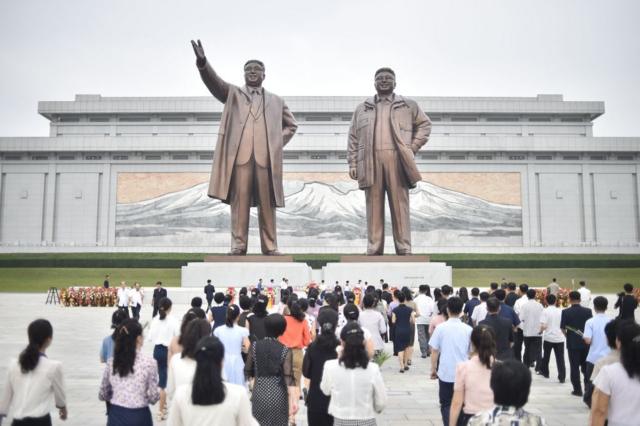 Estátuas dos Kim en Pyongyang
