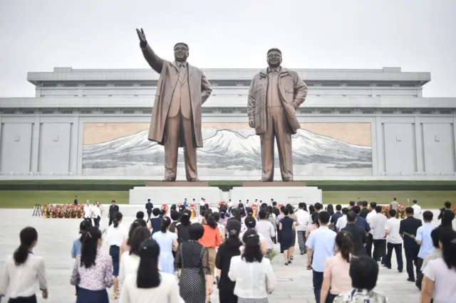 Statues de Kim à Pyongyang