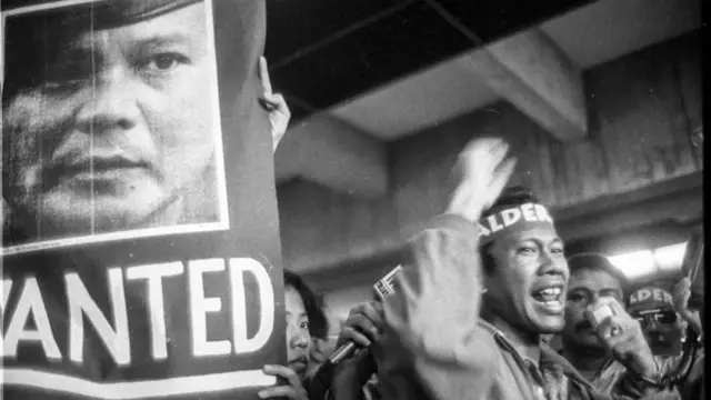 Prabowo Subianto saat menjabat Danjen Kopassus dituding sebagai aktor di balik kasus penculikan 1998.