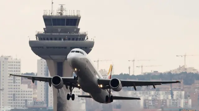 A imagem mostra um avião decolandoptc cbetum aeroporto. 