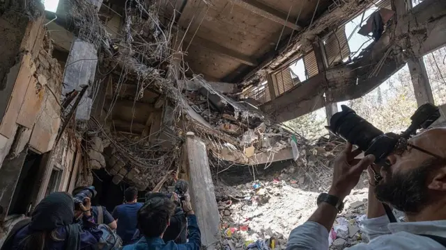 خرابههای ساختمان در داخل زندان اوین