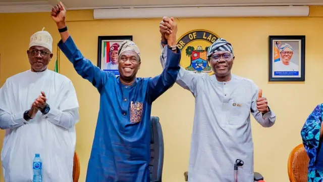 Baabjide Sanwo-Olu ati Obafemi Hamza lasiko ti Sanwo-Olu fa ọwọ rẹ soke lati du ipo gomina ipinlẹ Eko