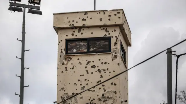 Un mirador de l'Autorité palestinienne portant des traces de coups de feu