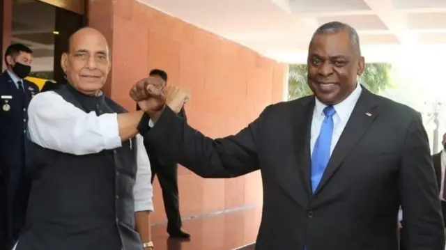 भारताचे संरक्षणमंत्री राजनाथ सिंह आणि अमेरिकेचे संरक्षणमंत्री लॉयड ऑस्टिन 